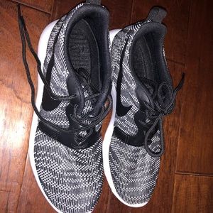 Nike women’s roshe rum size 7